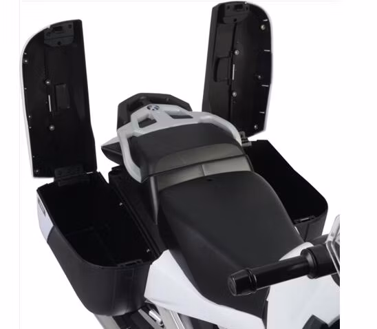 BMW ライセンスを取得した子供たちはバイクに乗り、子供たちはおもちゃに乗ることができます